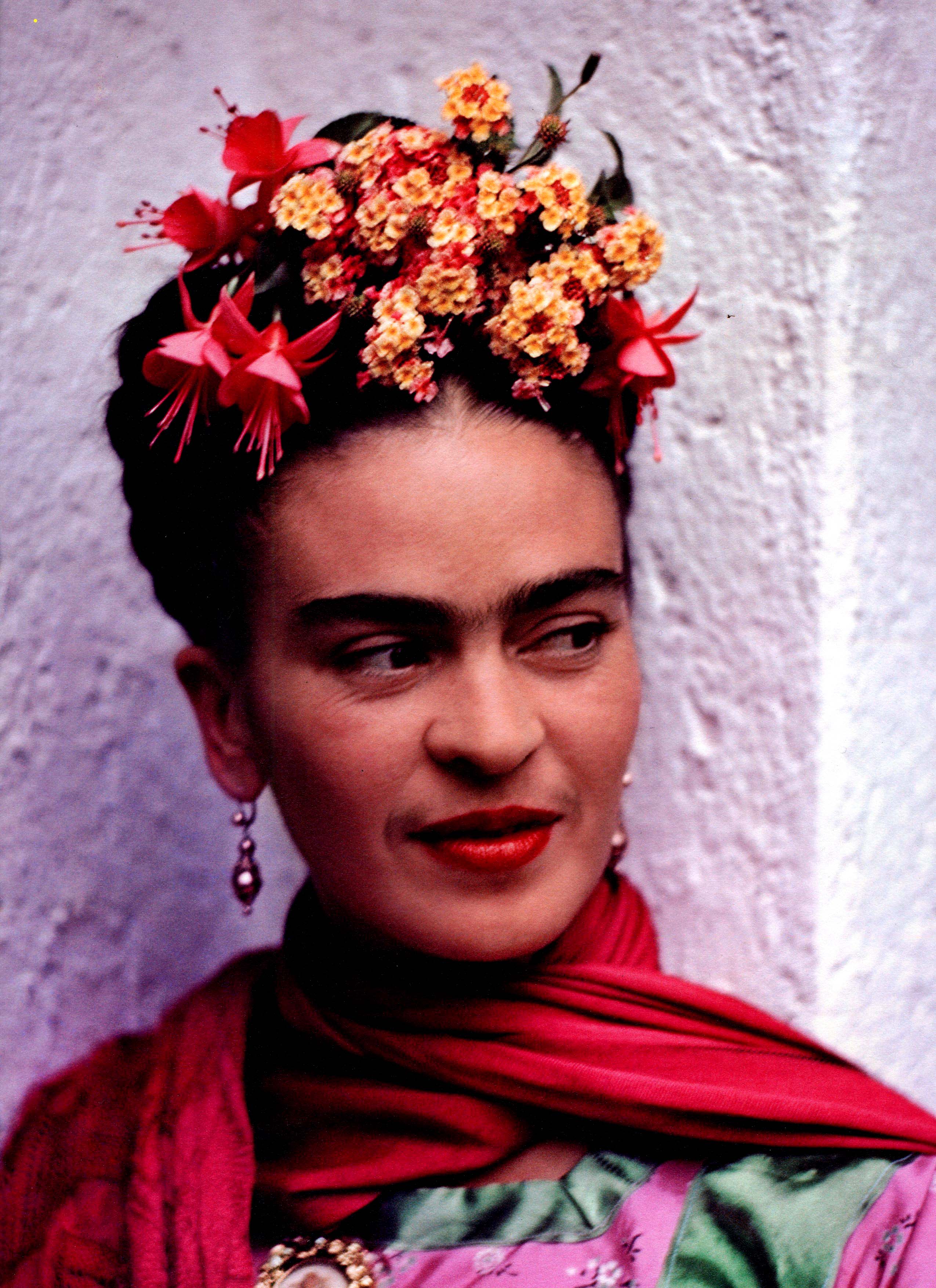 Frida Kahlo i en av sina klassiska blomsterkransar