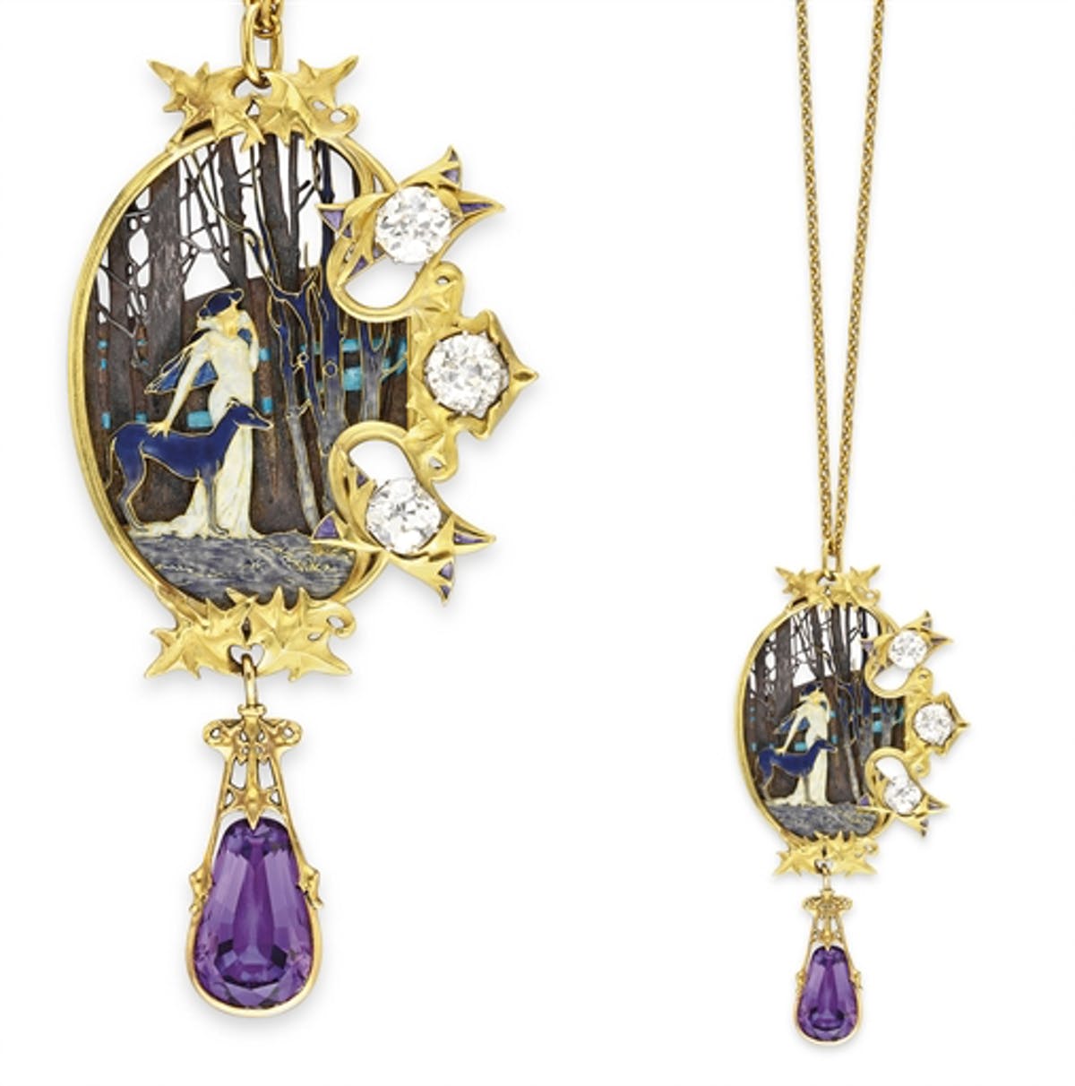 René Lalique, halsband med ovalt hänge föreställande Sara Bernhardt som Mélissande i La Princesse Lontaine. Hänget är omgivet av en ram av löv i 18k guld och tre diamanter. Under denna hänger en droppformad amethyst. Designad år 1898, halsbandet var en gåva från Edmond Rostand till Sarah Bernhardt.