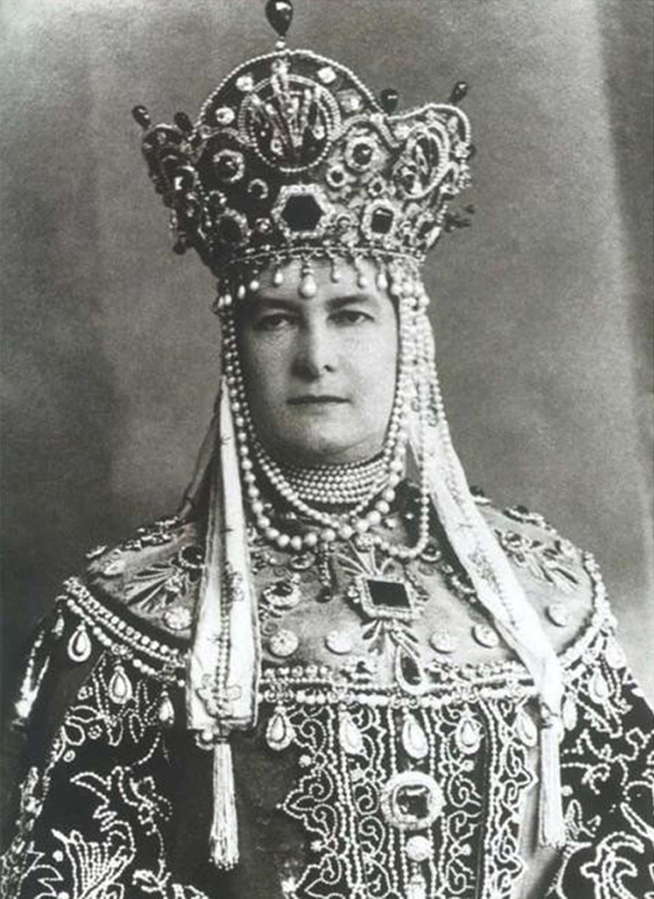 La duchesse Marie portant l’émeraude lors d’un bal costumé en 1903 au Palais d’Hiver, à l’occasion des 290 ans de la dynastie des Romanov, image via Joaillerie Luis Miguel Howard