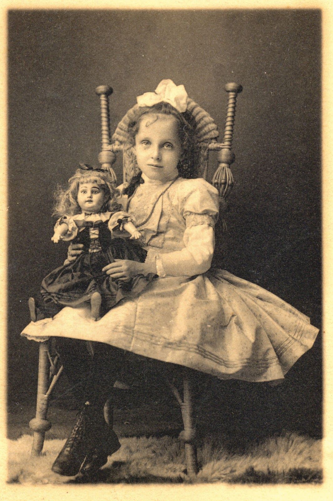 Niña con su muñeca (1909)
