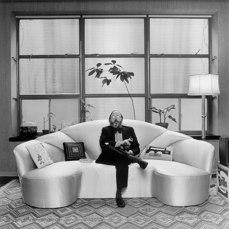 Henry Geldzahler dans son appartement, image ©Getty Images