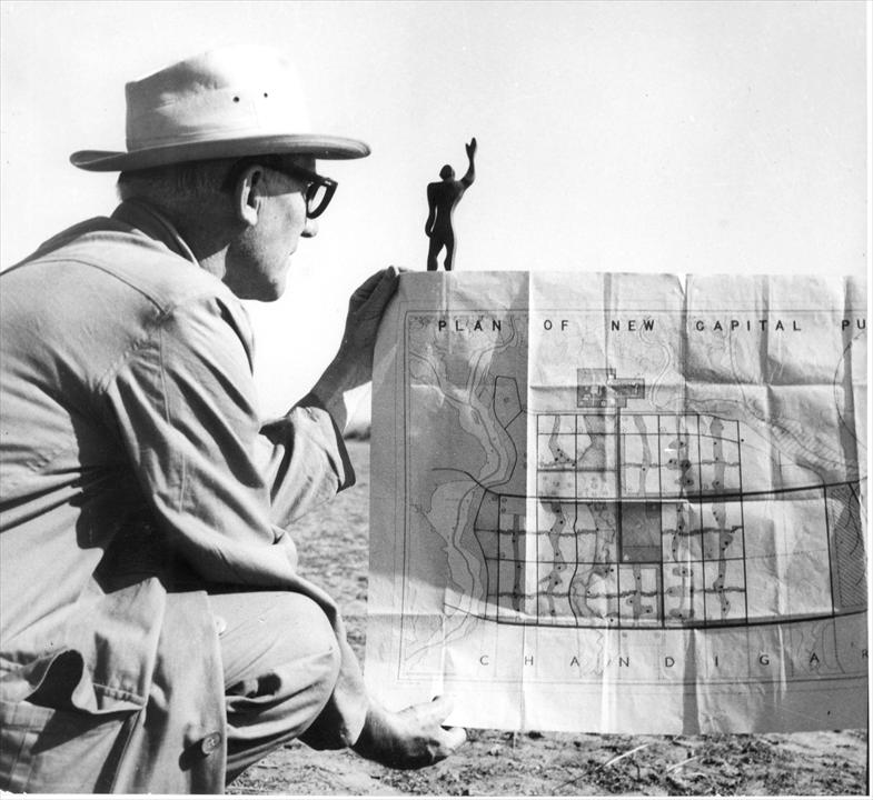 Pierre Jeanneret travaillant sur le projet de de construction de Chandigarh, en Inde