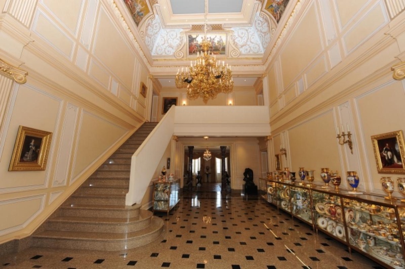 Das Treppenhaus von "Twinight" mit einem Teil der Porzellan-Sammlung von Richard Baron Cohen | Foto: NY Daily News