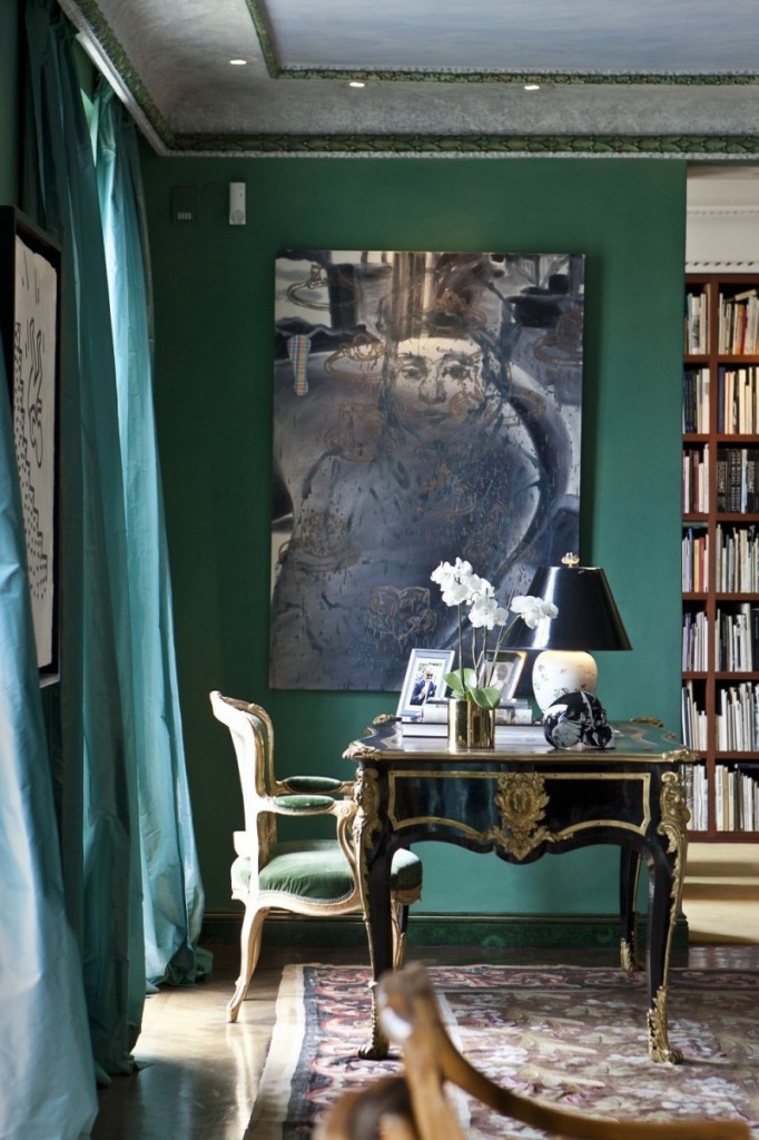 L’étude comprend un bureau de style Louis XV et une chaise française rococo