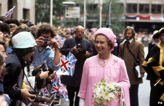 1977: Queen Elizabeth II. nimmt Glückwünsche zum Silver Jubilee Anniversary entgegen | Foto via royal-splendor.blogspot.de