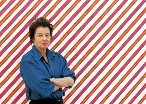 Bridget Riley vor ihrem Werk "Byzantium" (1969) | Foto via Pinterest