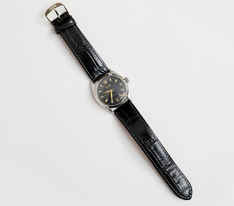 Auktionskammaren i Vätterbygden auktionerar ut en Rolex Oyster, shock-resisting från 1950-talet i stål med svart läderarmband. Utropet är 8 000 kronor, men budgivningen är bara uppe i 150 kronor för tillfället. Kanske kan det bli årets fynd?