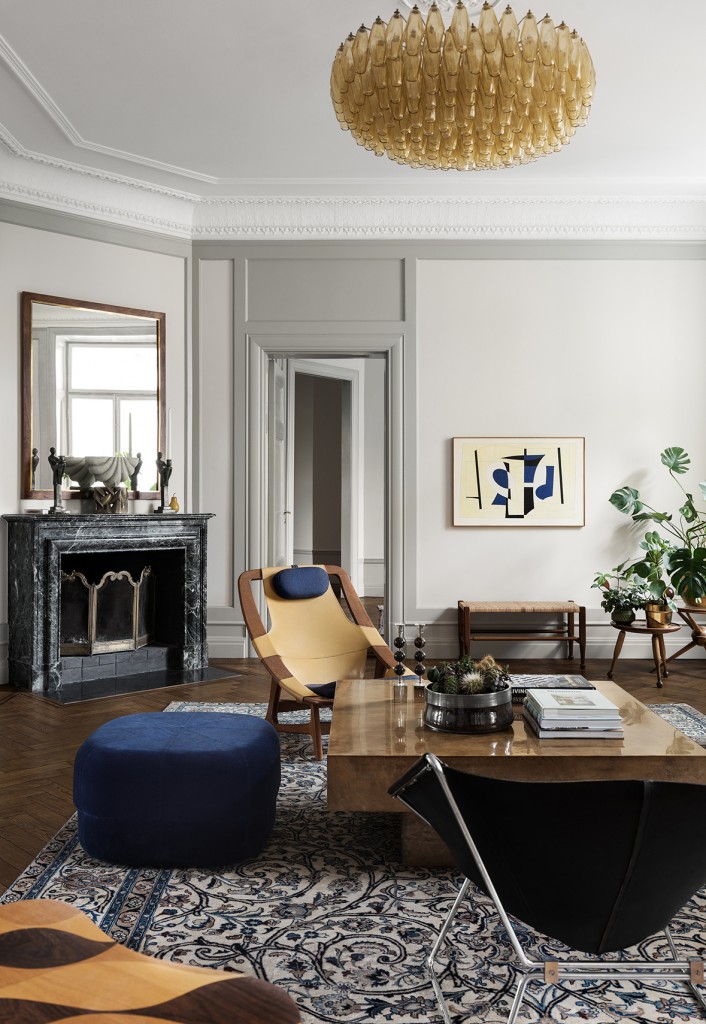 Inredning och styling av Joanna Lavén. De flesta av föremålen är vintage; den stora fåtöljen Holmenkollen av Arne Tidemand Ruud, soffbordet av Aldo Tura, svarta fåtöljen av Pierre Paulin, taklampan av Carlo Scarpa för Venini mm. Foto: Erik Lefvander för Residence.