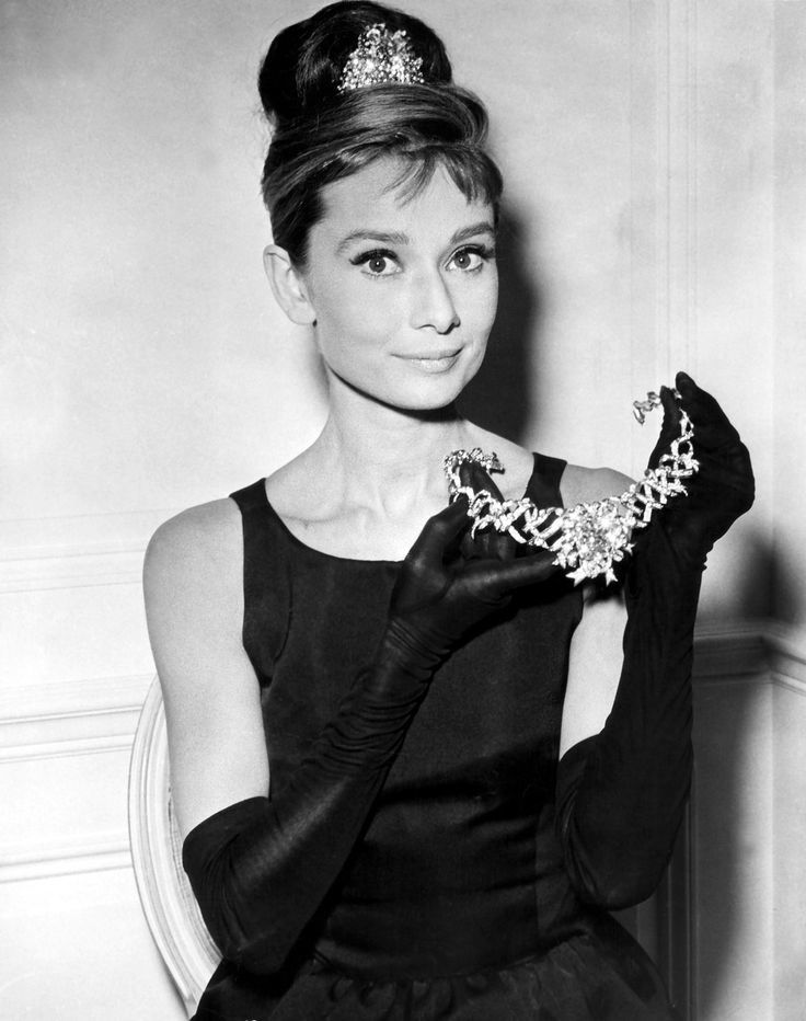 Audrey Hepburn avec son collier Tiffany Image via s-media-cache-ak0.pinimg.com