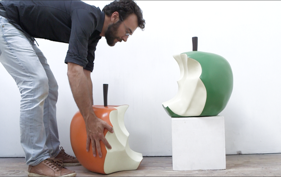 Frank Puaux et les "Pommes croquées" de Julien Gudea, plasticien français Exposition à suivre en mars 2017 sur le thème de la Consommation