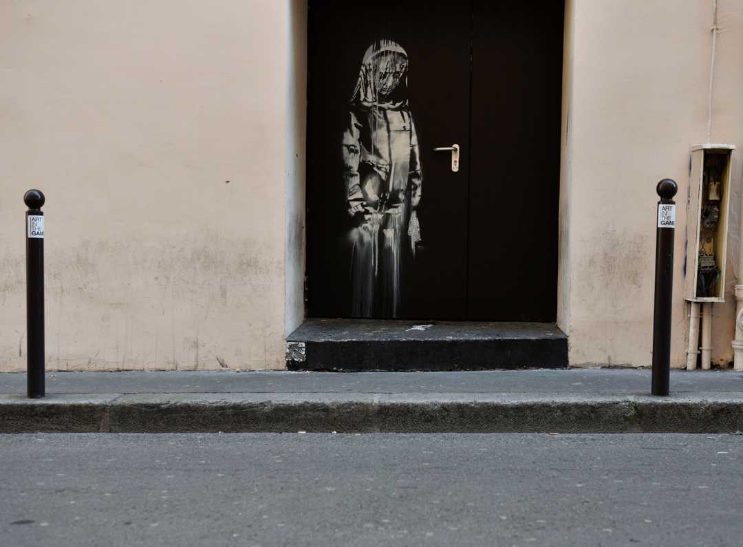 Banksy-verket på en av Le Bataclans nödutgångar som stals natten till lördagen. Foto via USAtoday.