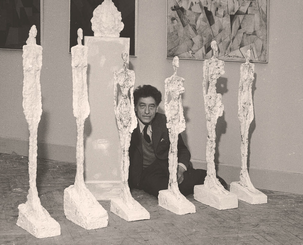Alberto Giacometti et ses sculptures à la Biennale de Venise, 1956, image Fondation Giacometti