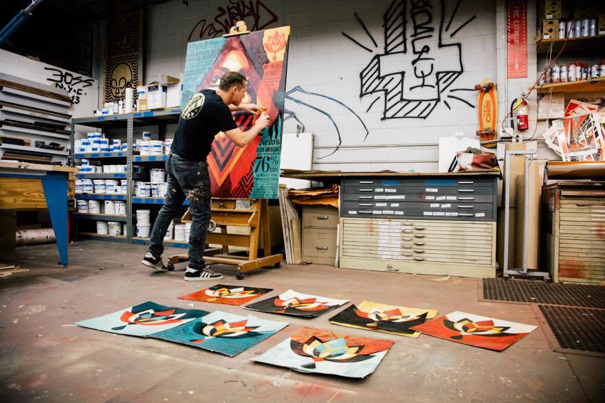 Shepard Fairey travaillant sur une pièce de l'exposition « Damaged »