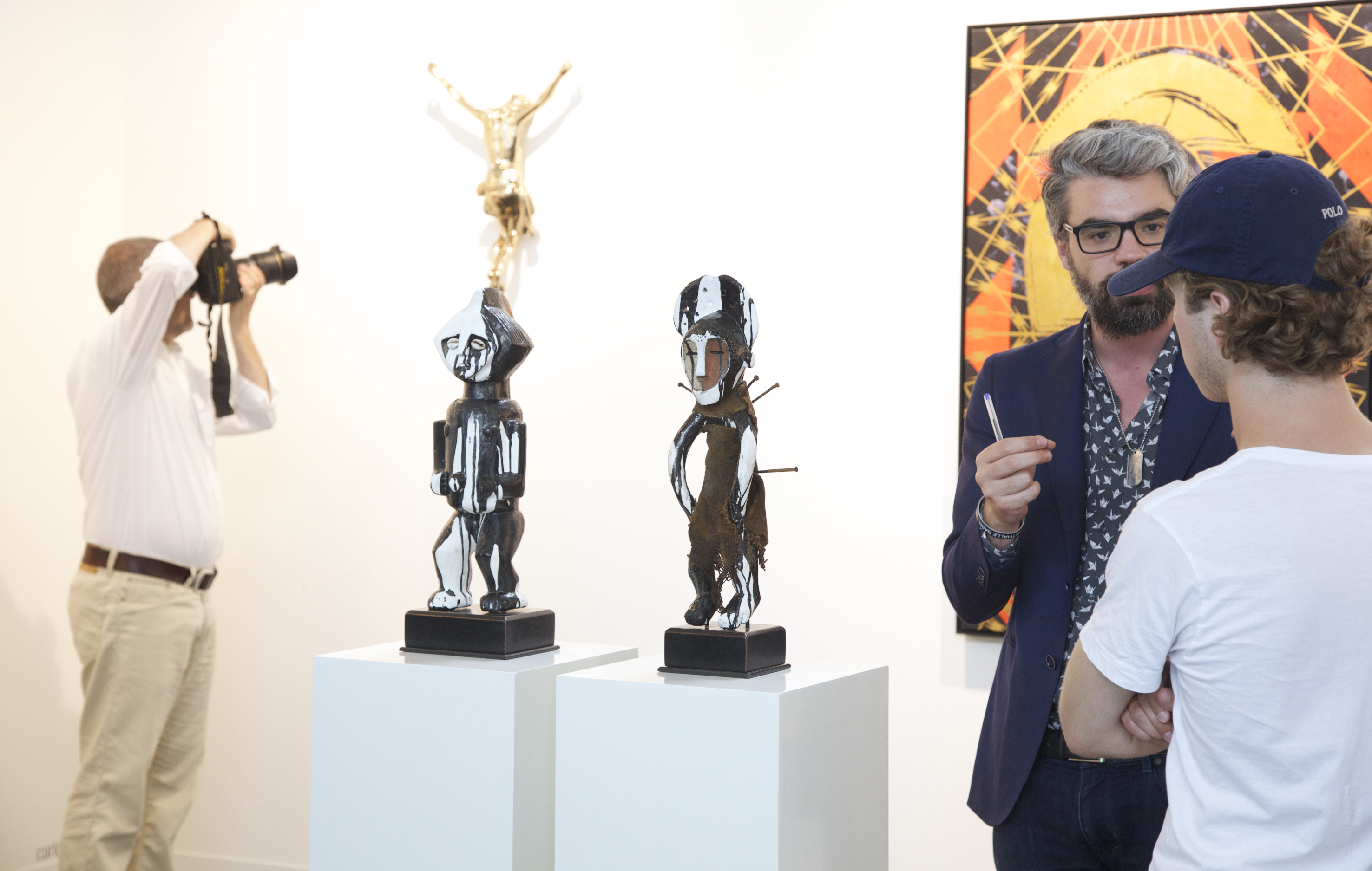 Francesco Giaveri (rechts von der ADN Galería, Barcelona) bespricht mit einem Sammler Werke von Carlos Aires und Kendell Geers | Foto: Nicholas Winter Photography with courtesy of VOLTA