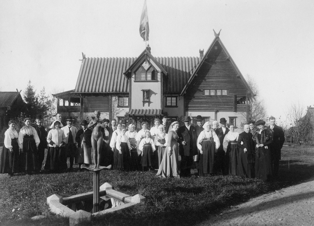 Die Familie von Anders Zorn vor dem Haus anlässlich der Silberhochzeit des Malers und seiner Frau Emma am 16. Oktober 1910 | Foto: Zornsamlingarna