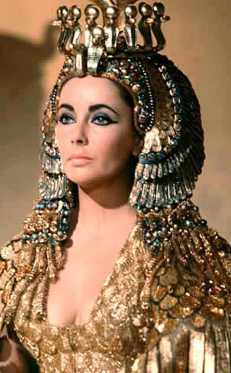 Elizabeth Taylor en Cléopâtre dans le film "Cléopâtre" en 1963