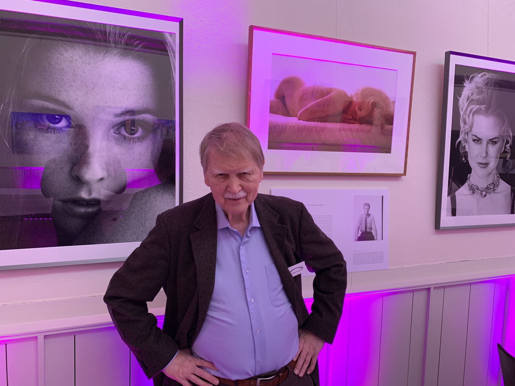 Leif-Erik Nygårds. I bakgrunden syns världens sista nakenbild av Marilyn Monroe och nedanför det skymtar den bild som Marilyn Monroe tog av fotografen på Bel Air Hotel den första kvällen av fyra som plåtningen med Bert Stern pågick.