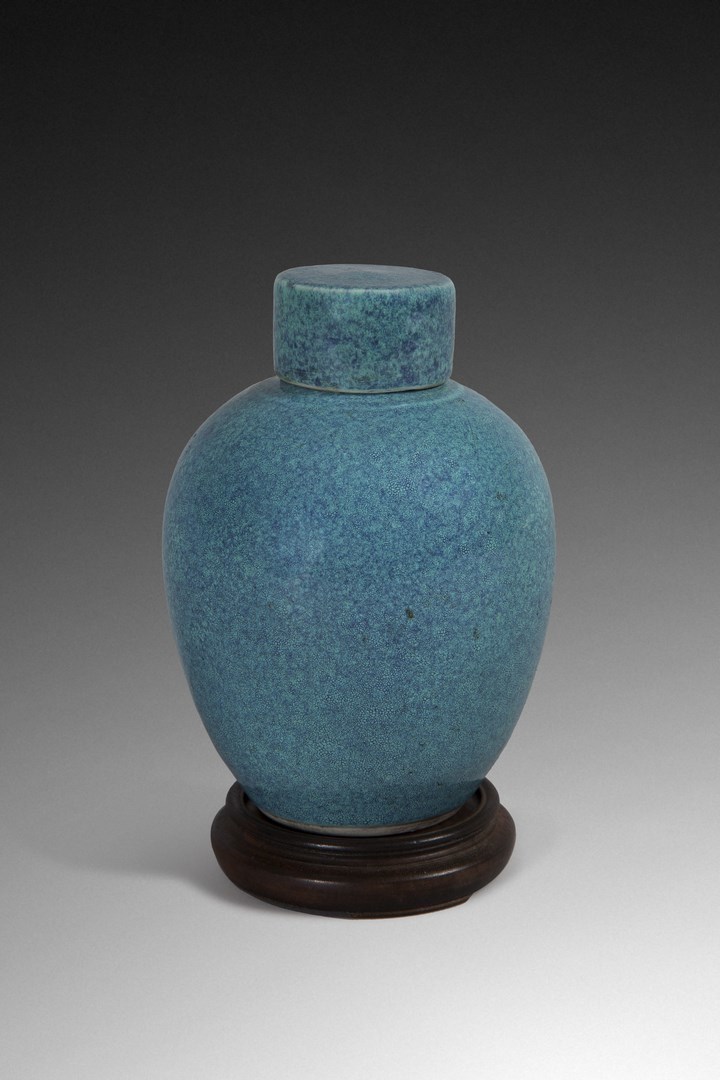 Lot #177. Tea pot, China, 18th century. Courtesy Rossini.