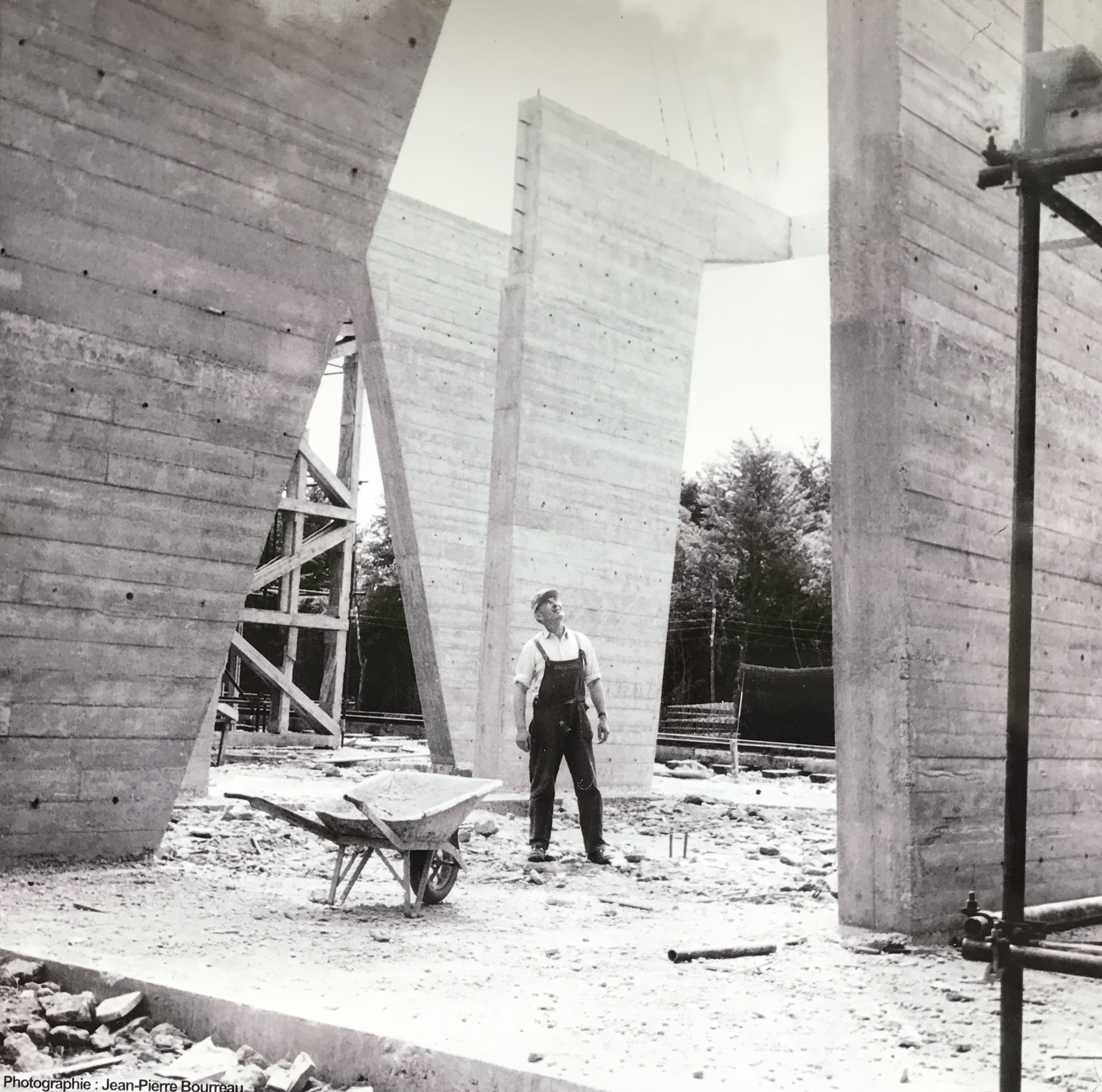 Construction de la Cité radieuse, image via Lux-Auction