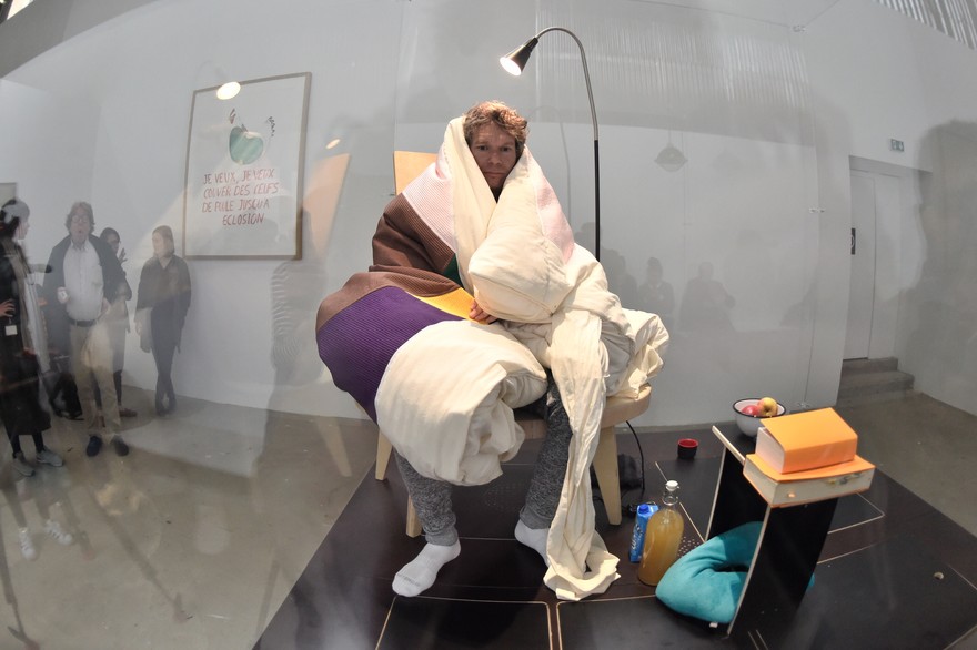 Abraham Poincheval couve de vrais œufs de poule au Palais de Tokyo Crédit : STEPHANE DE SAKUTIN / AFP