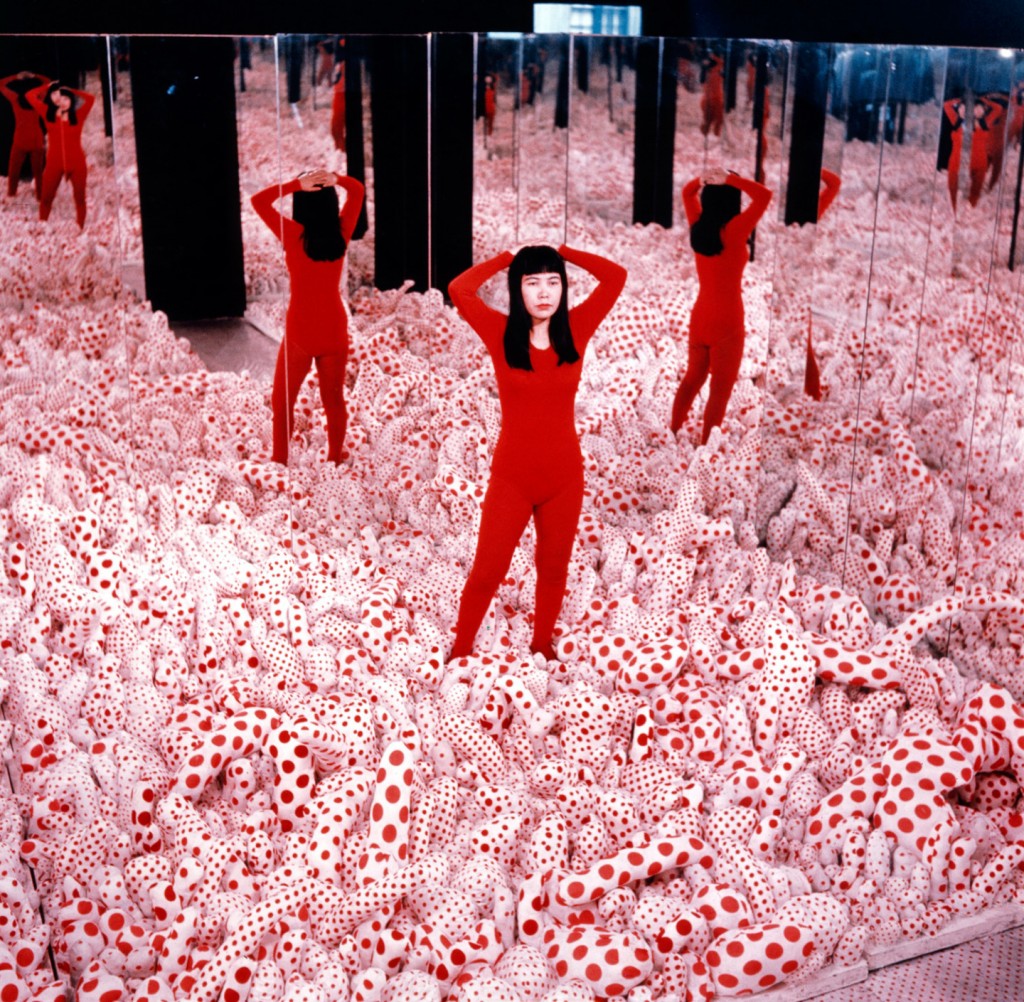 Veduta dell'installazione di Kusama in "Infinity Mirror Room - Phalli's Field", presso la sua personale "Floor Show" at R. Castellane Gallery, New York, 1965, immagine ©Yayoi Kusama