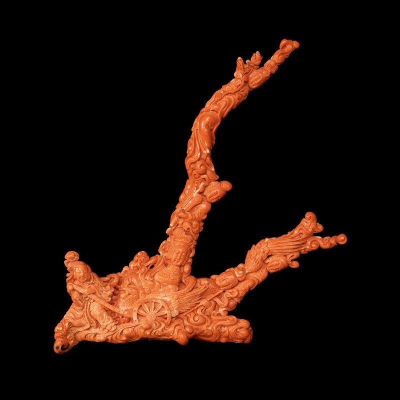 Scultura in corallo raffigurante Xi Wang Mu seduto su un carro e circondato da nuvole e vergini immortali. Foto: Bukowski.