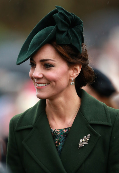 Kate Middleton arbore une jolie broche en diamants lors de la messe de Noël en décembre 2015 Source: Chris Jackson/Getty Images Europ