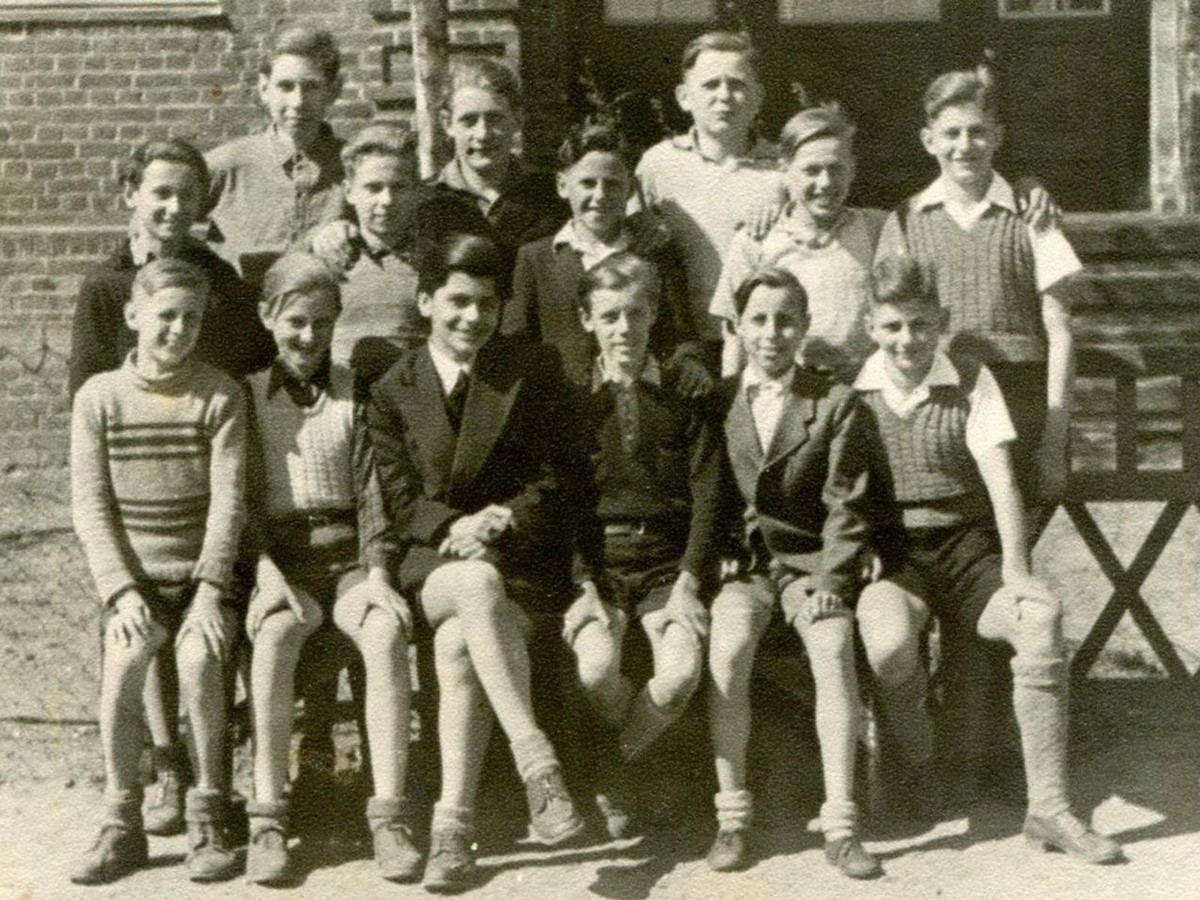 Karl Lagerfeld (vordere Reihe, dritter von links) mit seiner Schulklasse in Bad Bramstedt 1948 | Abb.: Kieler Nachrichten