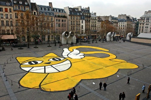 En 2004, Thoma Vuille est invité à peindre son Chat sur le parvis du Centre Pompidou à Paris Image via archeologue.over-blog.com