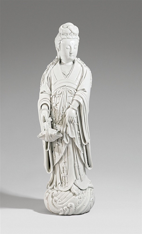 Figurin, Guanyin, blanc de chine. H: 83 cm, 1900-tal. Utropspris: 370 000 - 460 000 kronor.