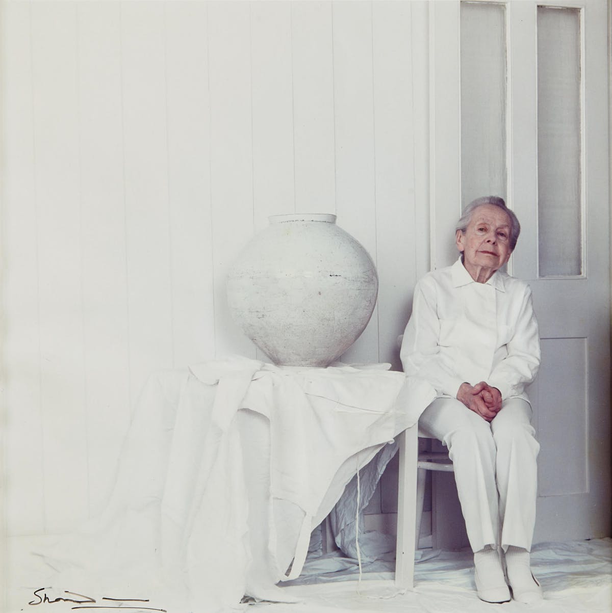 ANTONY ARMSTRONG JONES. Fotografía de Lucie Rie sentada junto a una vasija coreana (c. 1990). Imagen vía: Phillips