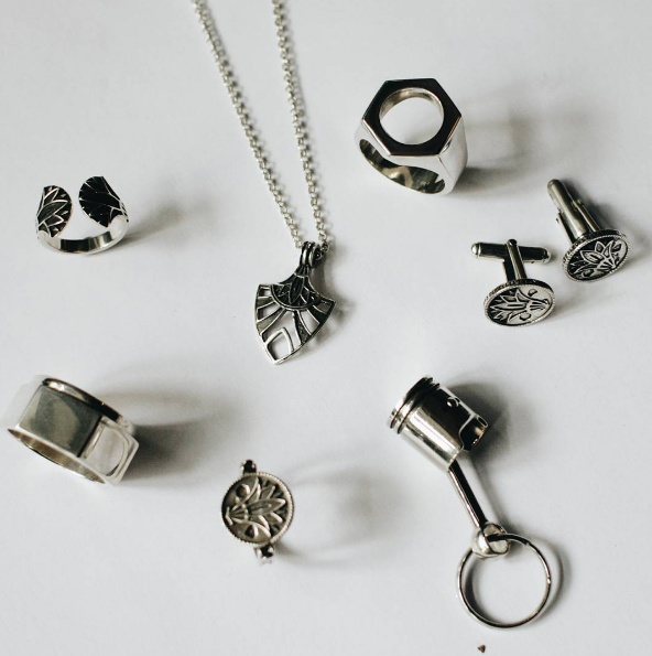 Les bijoux de l'Atelier B sont en argent massif Image via Instagram @atelierbparis