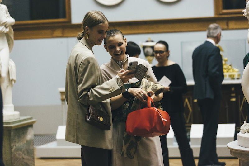 Idag uppmuntrar Nationalmuseum besökarna att använda mobiltelefonen, även i utställningen
