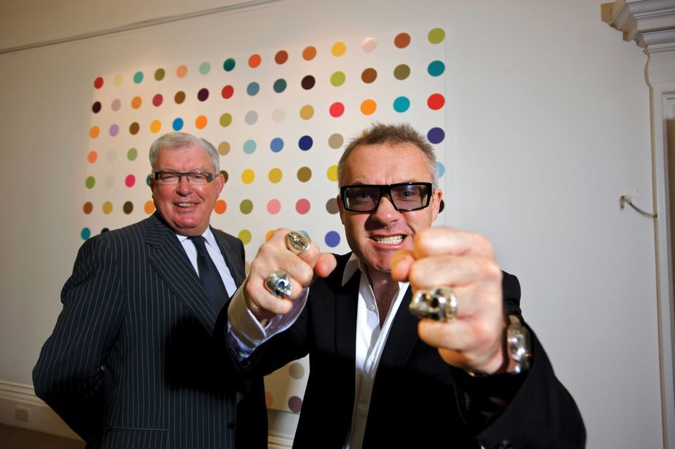 Frank Dunphy et Damien Hirst devant la « N-CHLOROACETYL-L-PHENYLALANINE (PFS) CRISTALLINE » de Hirst, 2008, image ©Martin Beddall