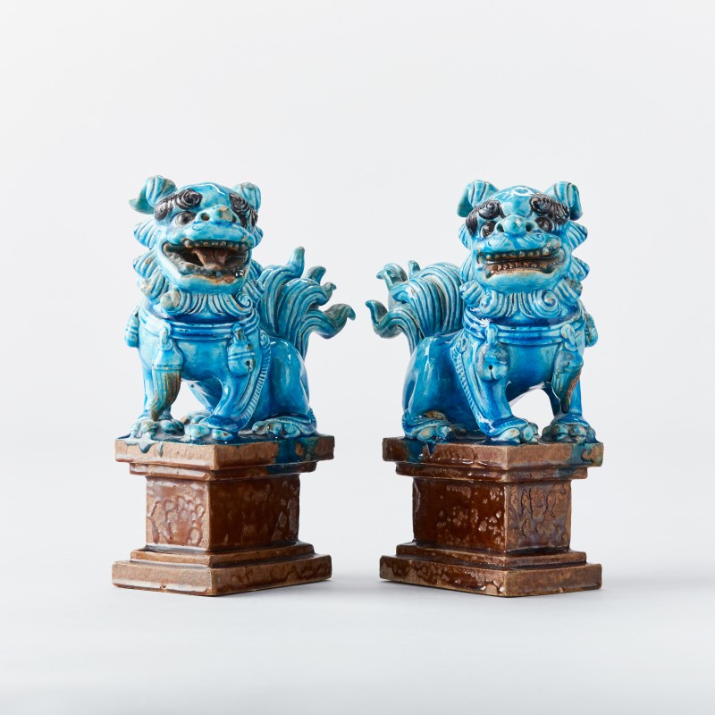 Figurer, ett par. Keramik. Kina, Qing. Glaserade i turkost och brunt. Foto: Uppsala Auktionskammare.