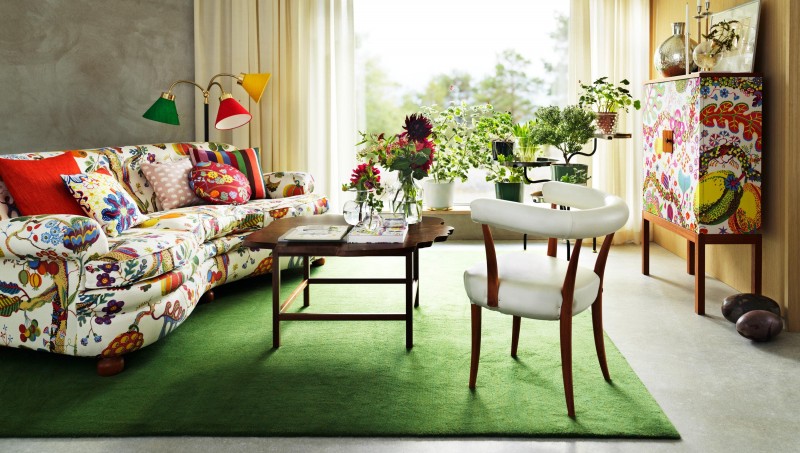 Interiör i Estrid Ericsons särpräglade stil. Soffa, skåp, karmstol och lampa formgivna av Josef Frank. Foto: Svenskt Tenn.
