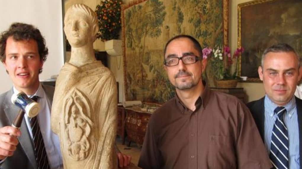 Christophe Kunicki at the far right, the antiques dealer who allegedly sold the coffin to The Met in 2017. Image: La Nouvelle Republique