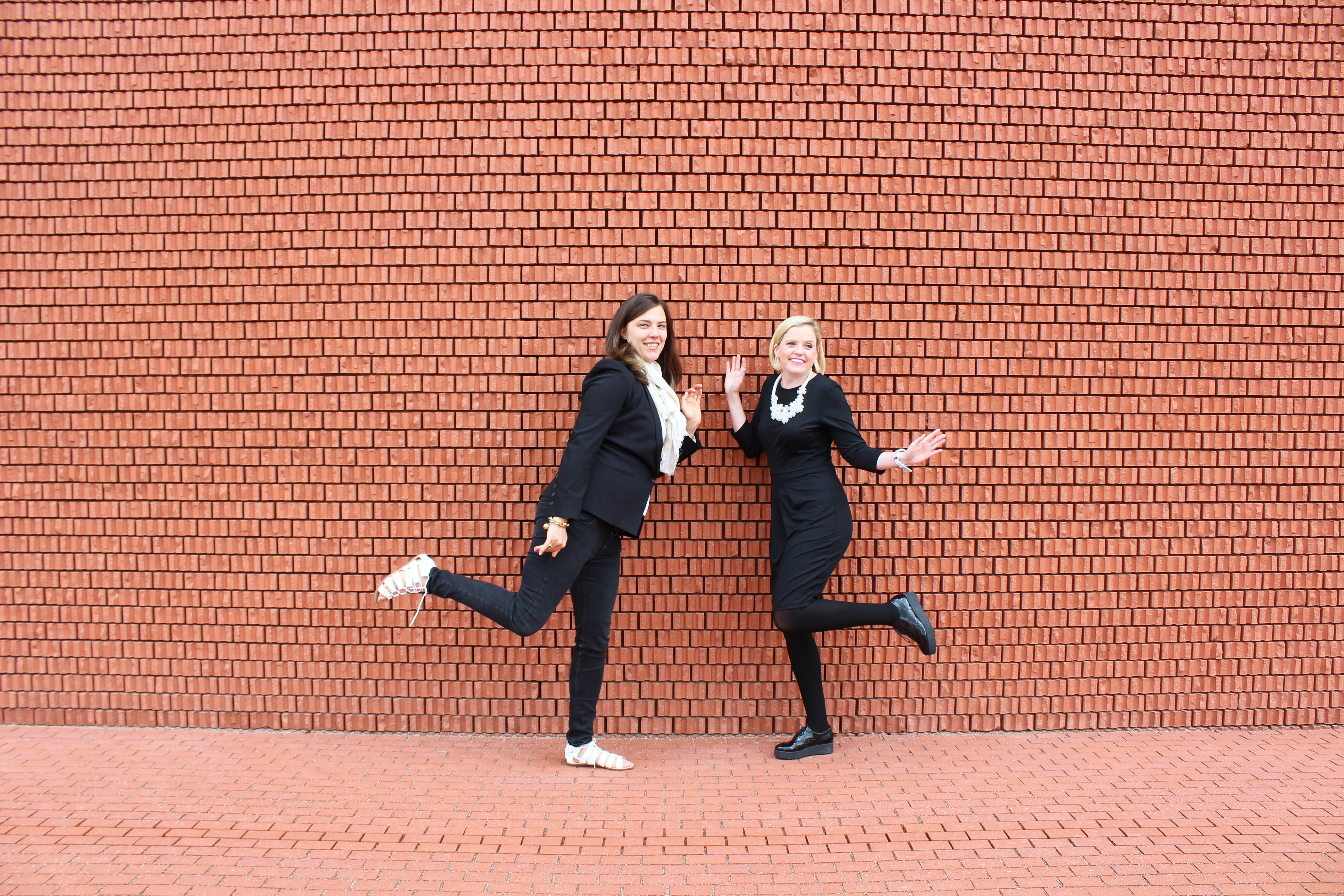 Jennifer and a client after one of her tours at Vitra Design. Image: Patrick Luetzelschwab