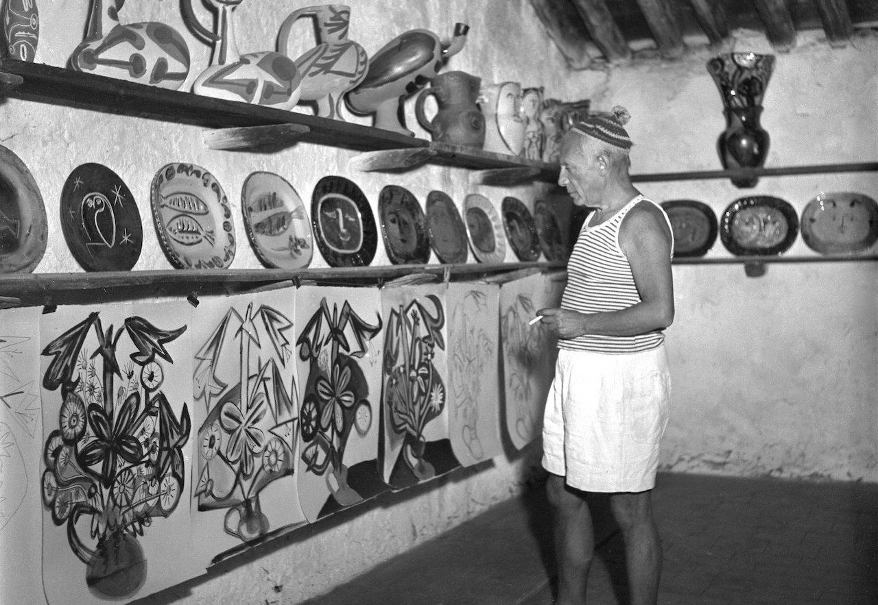 Picasso avec ses céramiques