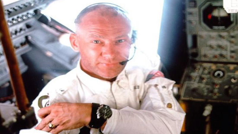 Buzz Aldrin indossa il primo orologio mai arrivato sulla luna.