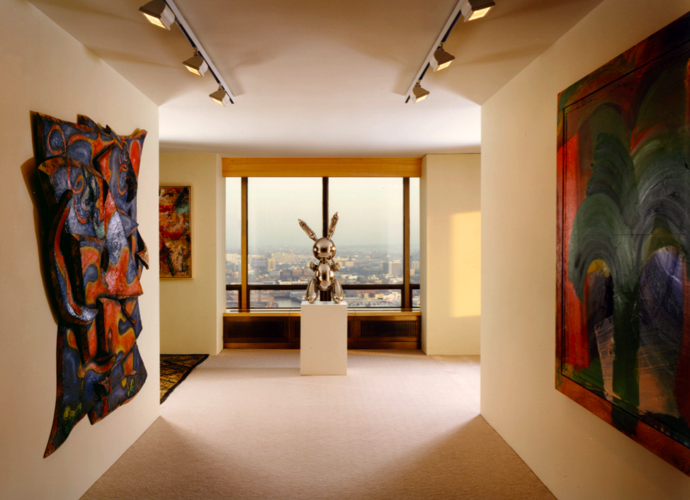 Si Newhouse Jr's New York apartment featuring Jeff Koons' Rabbit. Image: Alexander Gorlin Architects