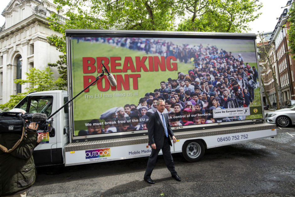 英國獨立黨(UKIP)為他們脫毆的宣傳設計了一個海報。海報中使用的照片是來自Jeff J Mitchell,在斯洛維尼亞的難民。