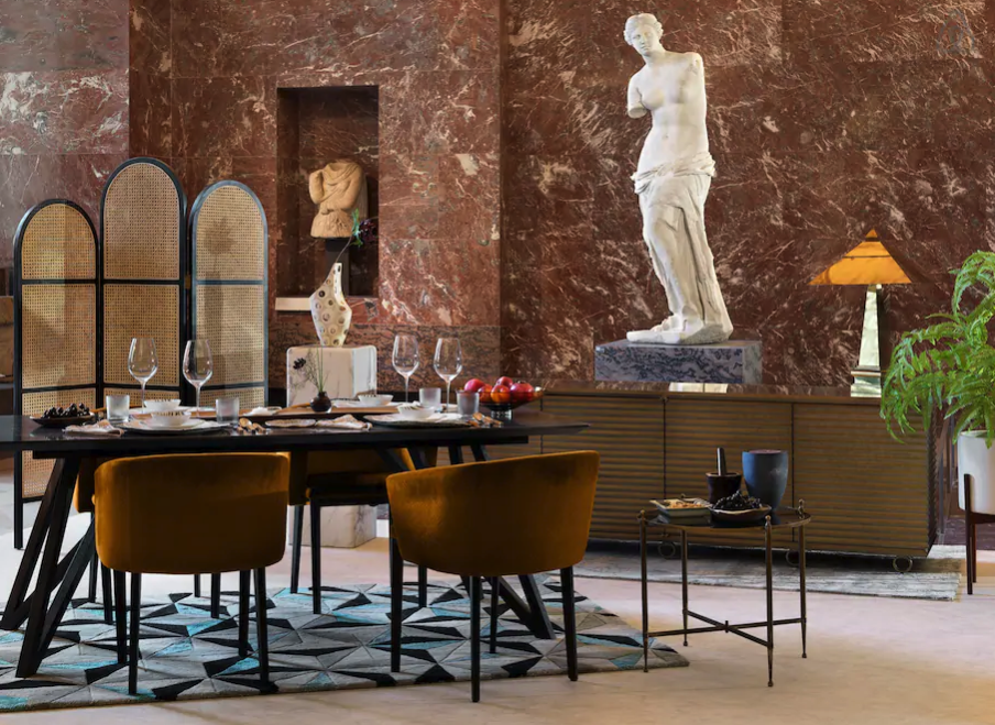 Dîner avec la Vénus de Milo, photo © Julian Abrams via Airbnb