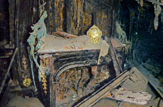 Die goldene Kaminuhr in der Suite der 1. Klasse-Passagiere Isidor und Rosalie Straus | Foto via vongestern.com