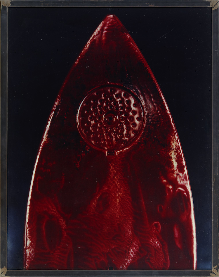 “Iron” – ur serien The Girl’s at Bull’s Pond från 1992, C-print. Utställd på “Tuija Lindström”, Liljevalchs konsthall, Stockholm, 2004