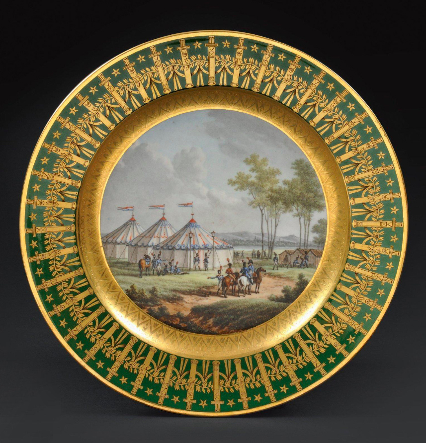 Assiette du service des Quartiers Généraux, image ©Osenat