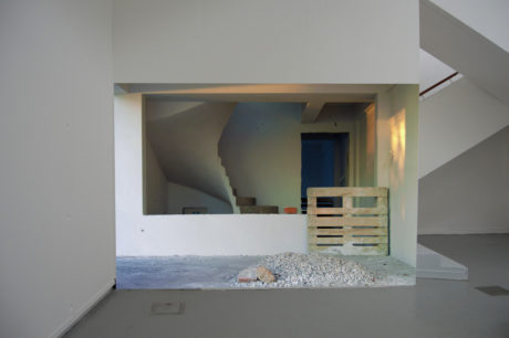 Pauline Renard, On hold, 2016 Photographie numérique, impression sur papier dos bleu, collage mural, dimensions variables