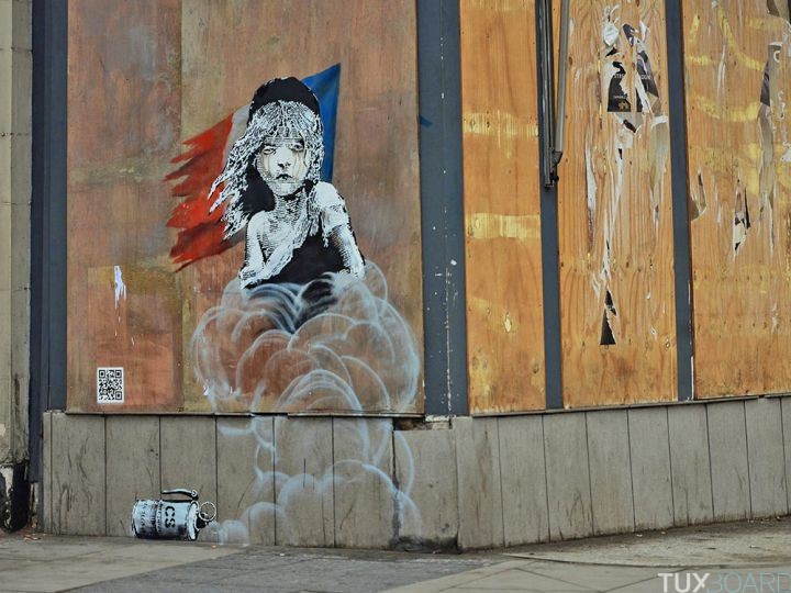 En janvier, Banksy dénonce les gaz lacrymogènes utilisés sur les migrants de Calais Image via tuxboard.com