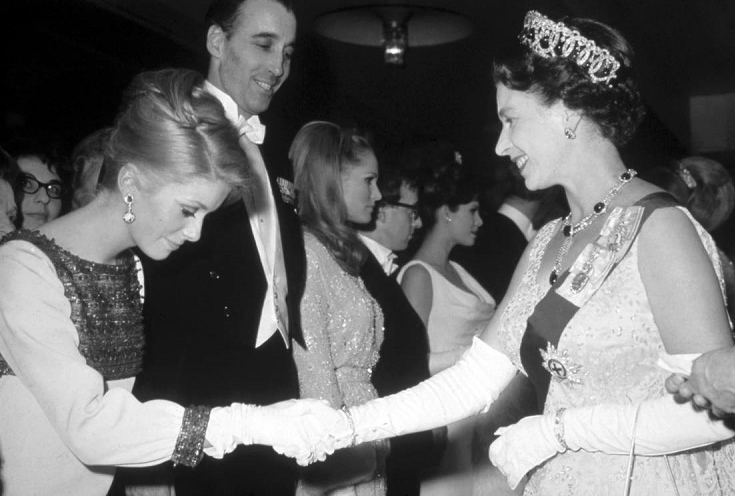 Catherine Deneuve incontra la regina Elisabetta II via El País