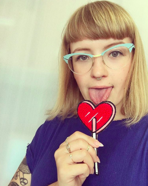 L'artiste Tuesday Bassen avec l'un de ses dessins qu'elle dit plagié par Zara Image via le compte Instagram de Tuesday Bassen @tuesdaybassen